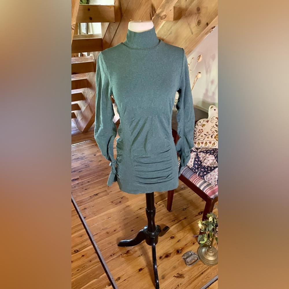 ✨Athleta Ruched Mock Turtleneck Long Sleeve Top✨
